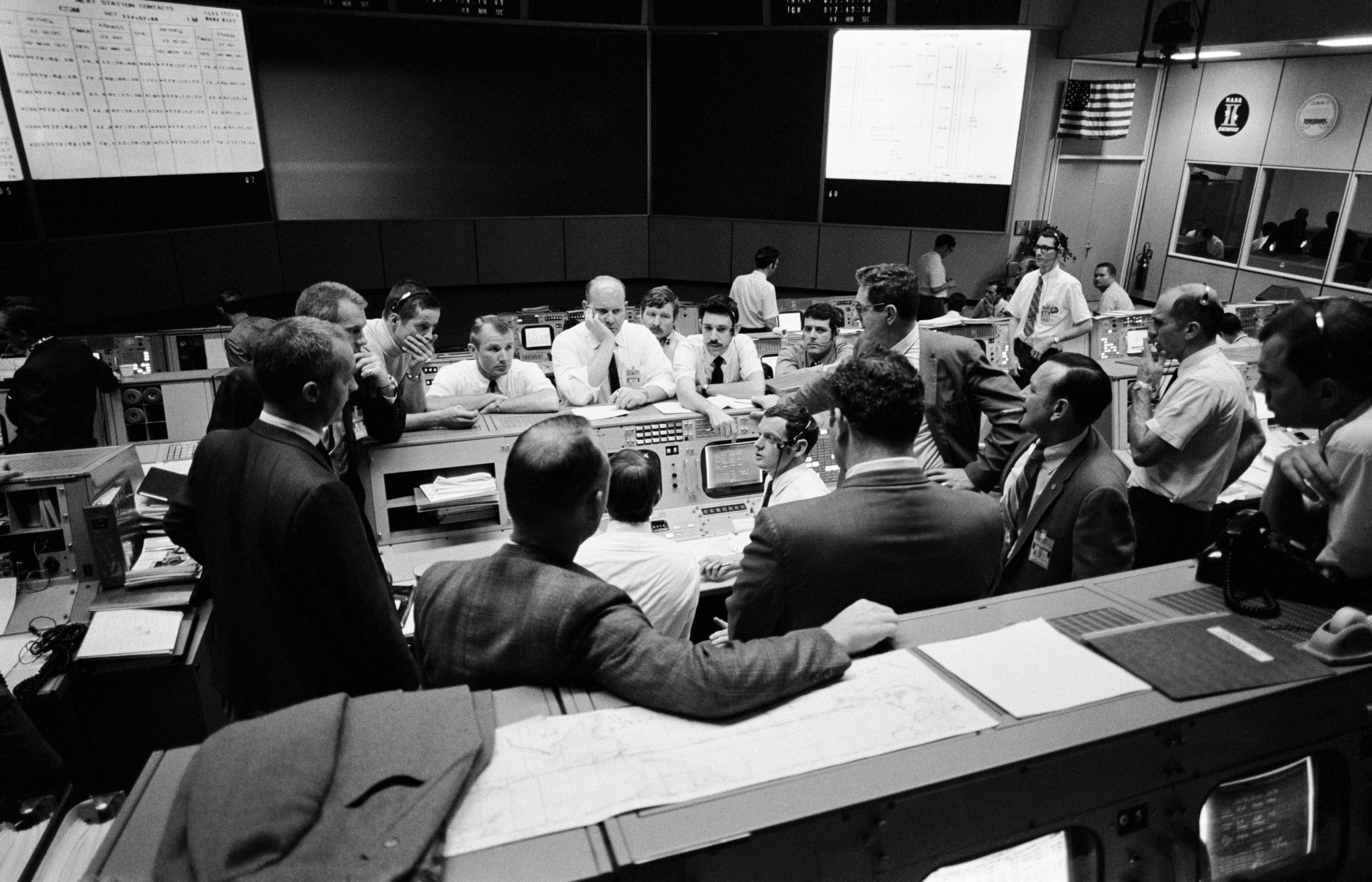 S70-35368 (16 April 1970) --- Overall view showing some of the feverish activity in the Mission Operations Control Room (MOCR) of the Mission Control Center (MCC) during the final 24 hours of the problem-plagued Apollo 13 mission. Here, flight controllers and several NASA/MSC officials confer at the